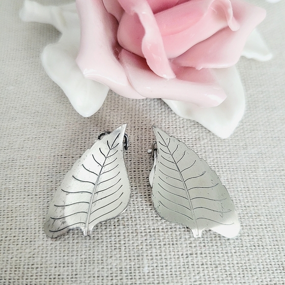 Jewelry - VINTAGE Sterling silver leaf clip on earrings